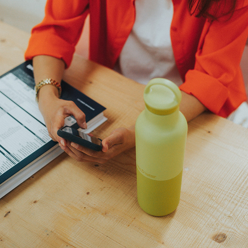 daily-on-the-go-set-k9 20oz_rise_classic_insulated_bottle_acacia_worker_phone_square.jpg