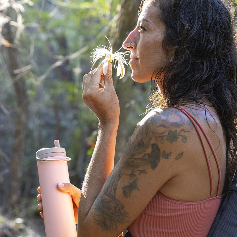 20oz-tkwide-with-twist-cap-i4 tkwide_20oz_insulated_bottle_twist_woman_flower_costarica_square.jpg